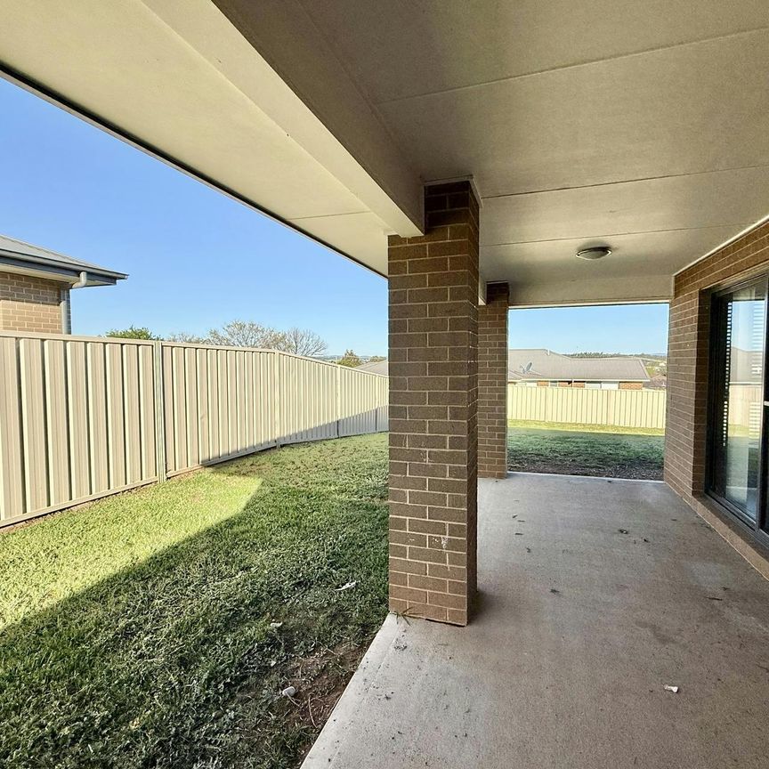 Spacious 4-Bedroom Family Home - Photo 1
