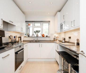 3 bedroom flat to rent - Photo 4