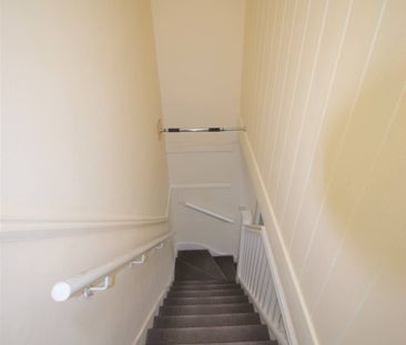 Three bedroom house close to King Georges Hospital - £2350 - Photo 5