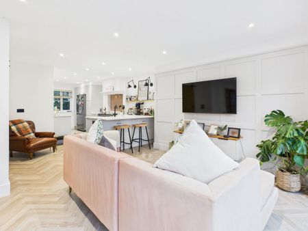 4 bedroom detached house to rent - Photo 2