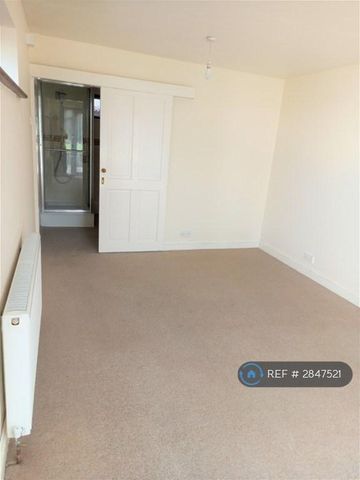 4 bedroom semi-detached house to rent - Photo 5