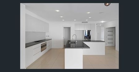 Spacious Family Home with Five Bedrooms and Pool - Photo 5