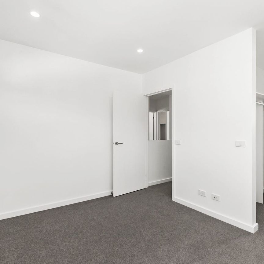 Modern and Stylish Living - Photo 1