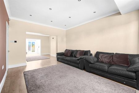 4 bedroom semi-detached house to rent - Photo 3