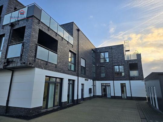 Exklusive Penthousewohnung mit EBK und großer Dachterrasse zu vermieten. KfW-40plus Standard, Aufzug. - Photo 1