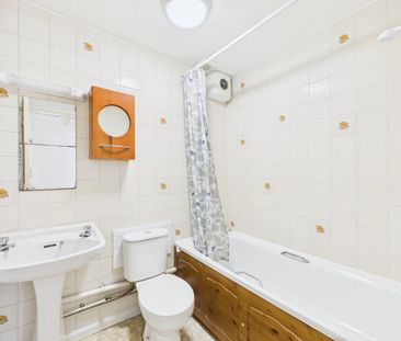 1 bedroom Studio in The Oaks, Staines-upon-Thames - Photo 2