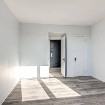 5830 Côte Saint Luc Road - Beautiful 2-Bedroom Apartment for Rent - Photo 2