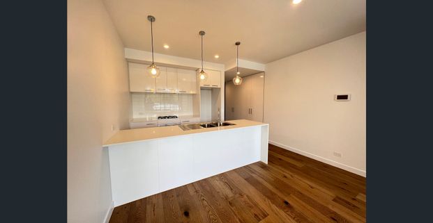 Luxury Living - 2 Bedroom Apartment with second bathroom and study. - Photo 1