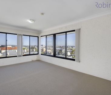 Two bedroom unit with panoramic views of the city and harbour - Photo 3