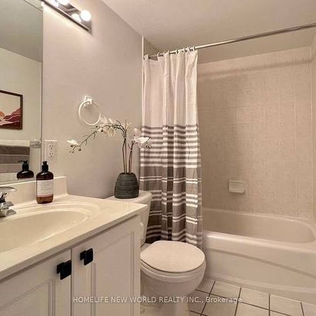 Yonge St/ Sheppard Ave Beautiful 2Bdrm +Den Twnhouse Corner Unit - Photo 4