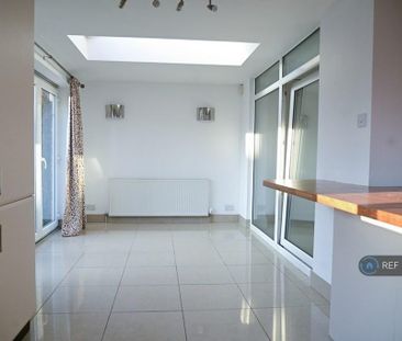 4 bedroom semi-detached house to rent - Photo 3