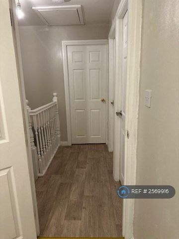 4 bedroom end of terrace house to rent - Photo 3