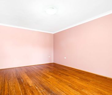 Well presented apartment in a sought after location - Photo 2