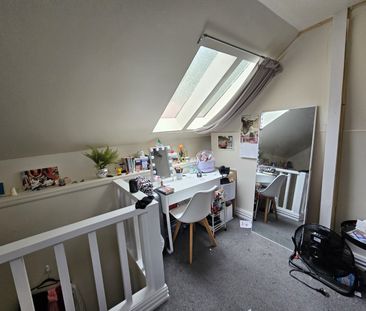 Spacious 6-Bedroom Family Home in Desirable Aro Valley, Wellington - Photo 6