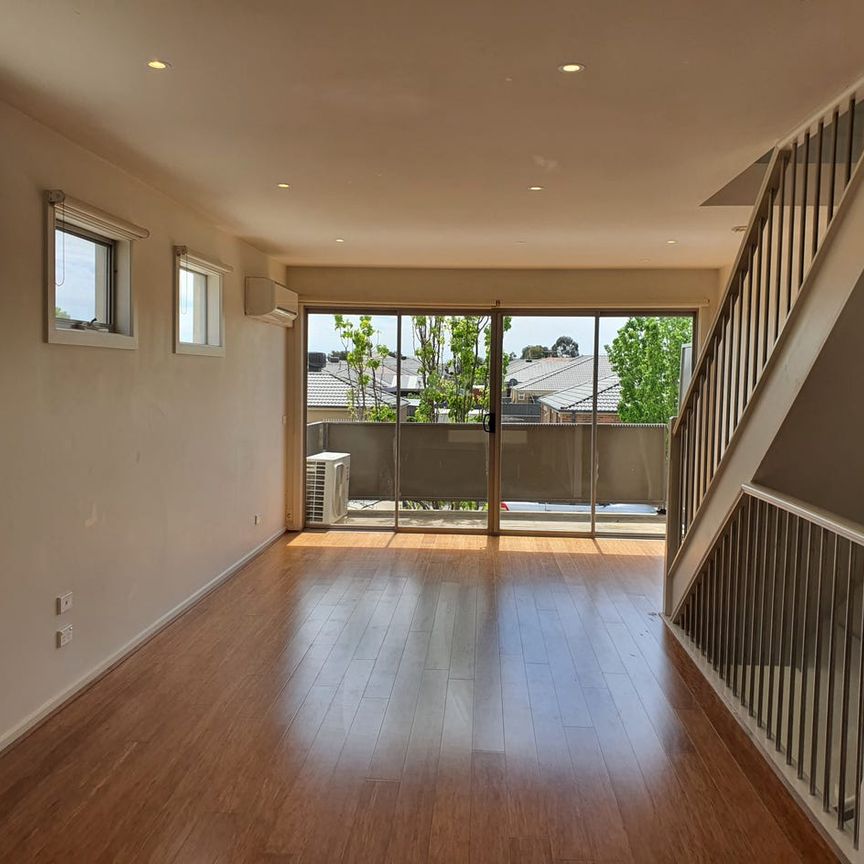 3 Storeys 2 Bedrooms Plus Study Townhouse for Rent and Available Now!: - Photo 1