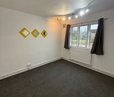 3 Bed Flat, Budoch Drive, IG3 - Photo 4