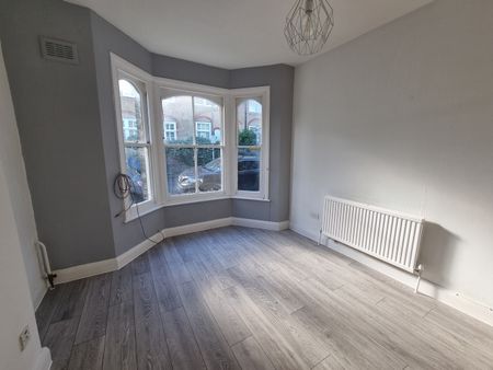 2 Bed Flat, Bewick Street, SW8 - Photo 2