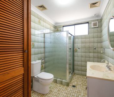 Huge Family Home - Photo 6