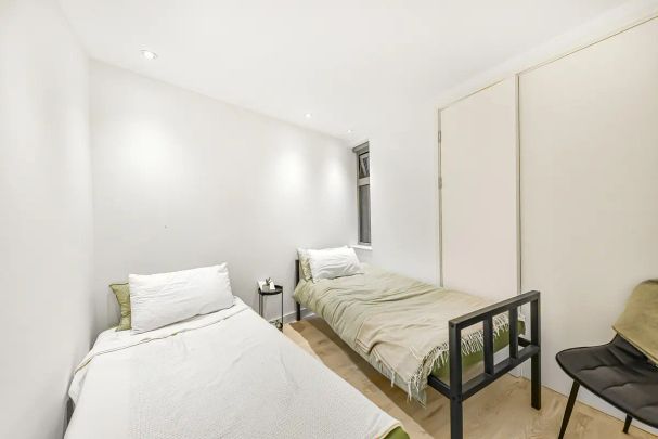 2 bedroom flat in London - Photo 1