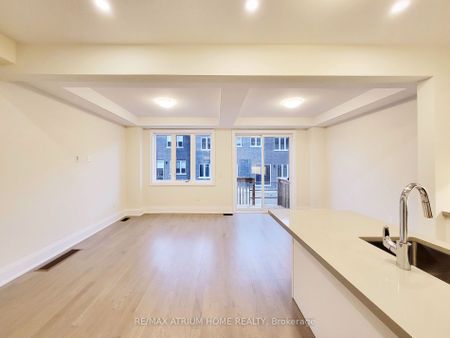 Townhouse For Lease | N8132794 - Photo 4