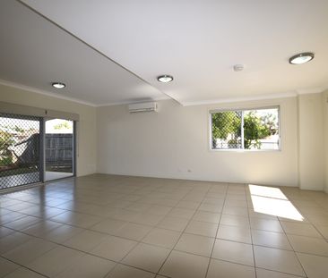 :: MODERN THREE BEDROOM TOWNHOUSE PLUS A POOL! - Photo 6