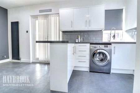 3 bedroom semi-detached house to rent - Photo 5