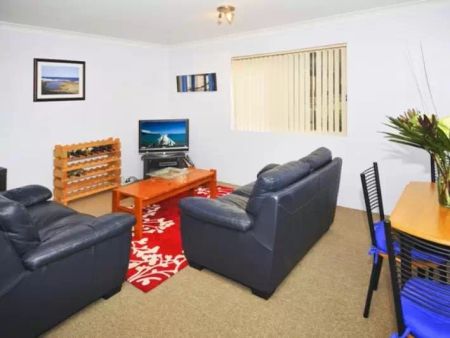 Apartment with 2 bedrooms, 2 bathrooms & parking for 1 car - Photo 2