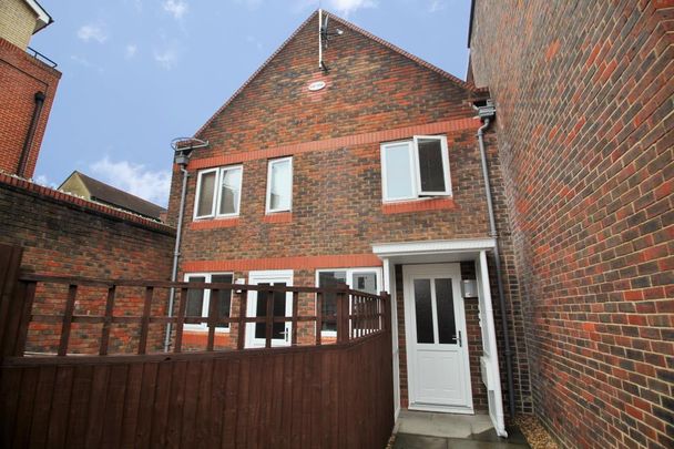 Alder House, St. Giles Close, Reading, Berkshire, RG1 - Photo 1