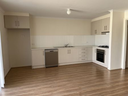Modern 3 Bedroom Home - Photo 5