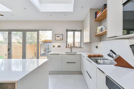 4 bedroom semi-detached house to rent - Photo 3