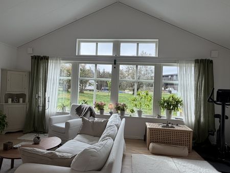 Nybyggd vinkelvilla med tre sovrum och solcellsanläggning i natursköna Landvetter! - Photo 2