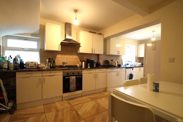 5 bedroom semi-detached house to rent - Photo 1
