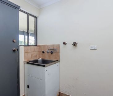 Well-appointed home in a neighbourhood filled with conveniences! - Photo 2
