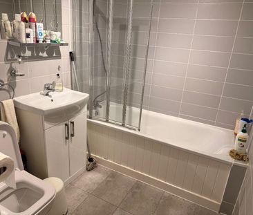 1 bedroom in a flat share to rent - Photo 1