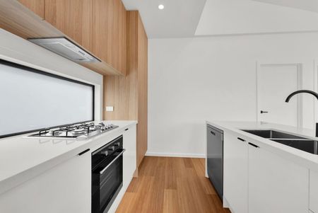 Stylish Near-New Townhouse in Prime Location - Photo 4