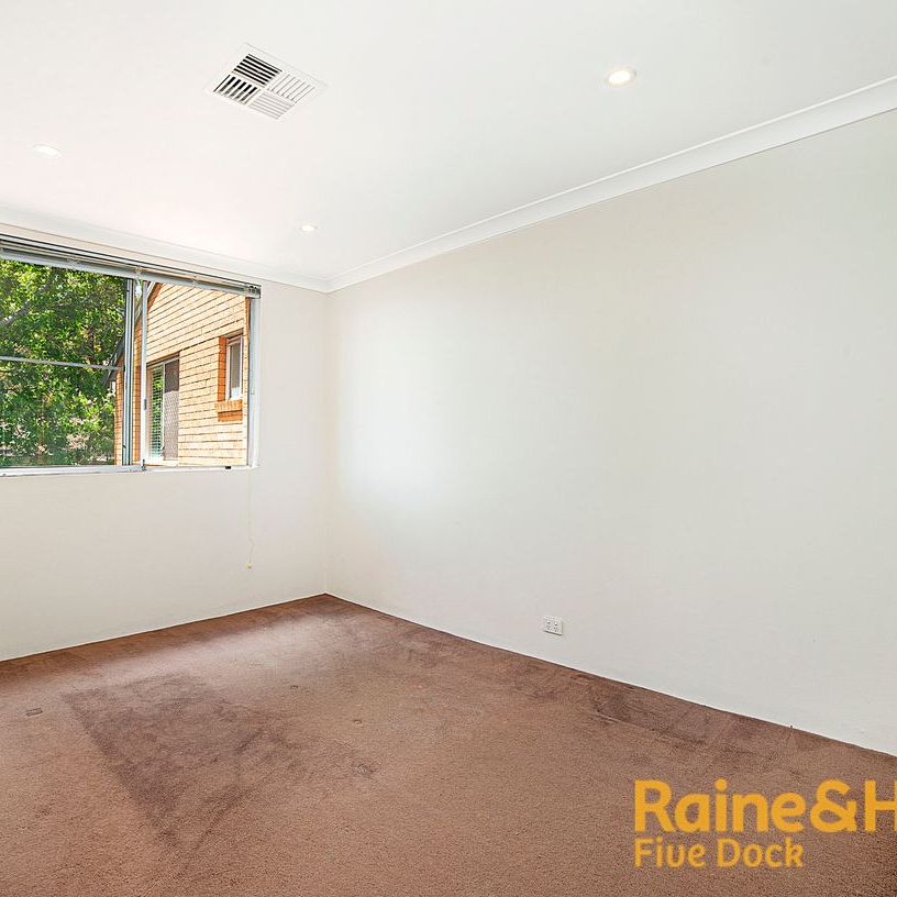 Spacious 2-Bedroom Apartment in Prime Location - Photo 1