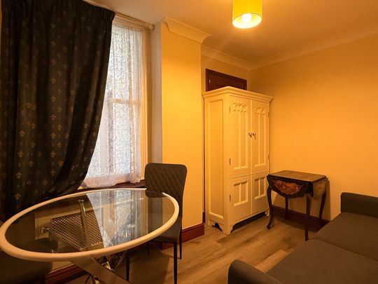 2 Bed Flat, Penywern Road, SW5 - Photo 1