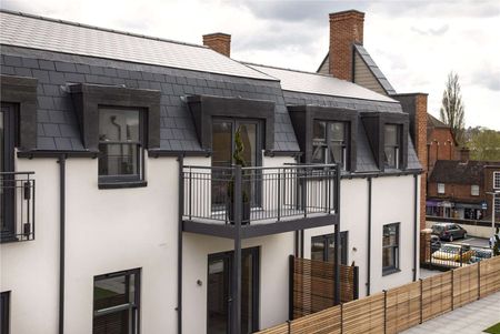 A one bedroom newly built apartment located in the centre of Farnham - Photo 3