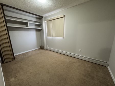 Spacious 2 Bedroom 1 Bath Apartment in the heart of Red Deer!! - Photo 5