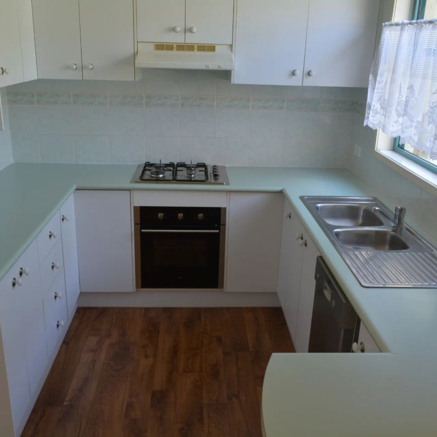 Light-Filled Three-Bedroom Townhouse in Peaceful Leura Location! - Photo 1