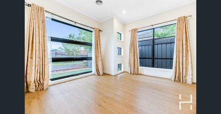 3 BEDROOMS + 1 STUDY + 3 LIVING ZONES - Photo 3