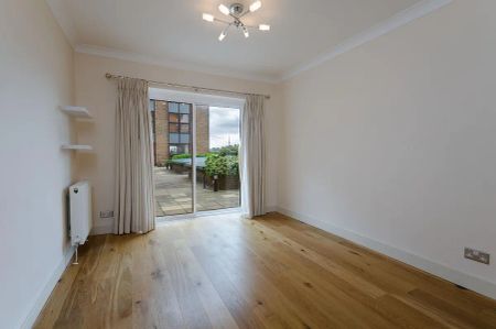 3 bedroom flat in St. Katharines Way - Photo 4