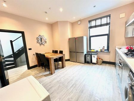 1 bedroom in a house share to rent - Photo 2