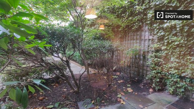 Bed in a twin room in a 2-bedroom flat in Silicon Docks - Photo 1