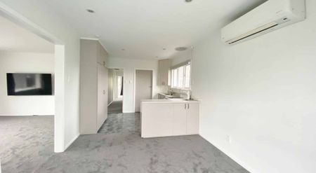 NORTHCOTE: 3 BEDROOMS, 1 BATHROOM, HEATPUMP, DOUBLE GARAGE - Photo 3