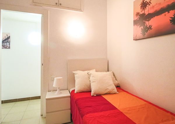 Newly renovated and furnished 2 minutes from Sagrada Familia.