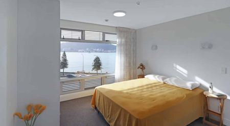 Oriental Parade Living - Photo 2