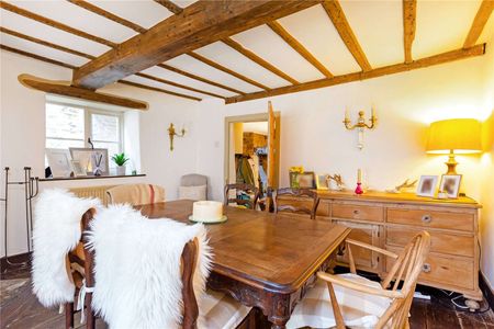 Character cottage in the heart of the sought after village of Longborough. - Photo 3