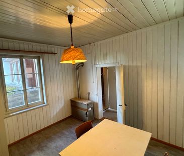 einfache Altbauwohnung mit charaktervollen Holzverkleidungen - Photo 1