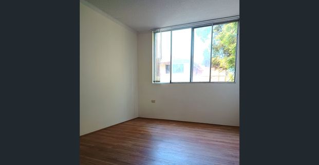 Spacious 2 bedrooms unit close to everything. - Photo 1